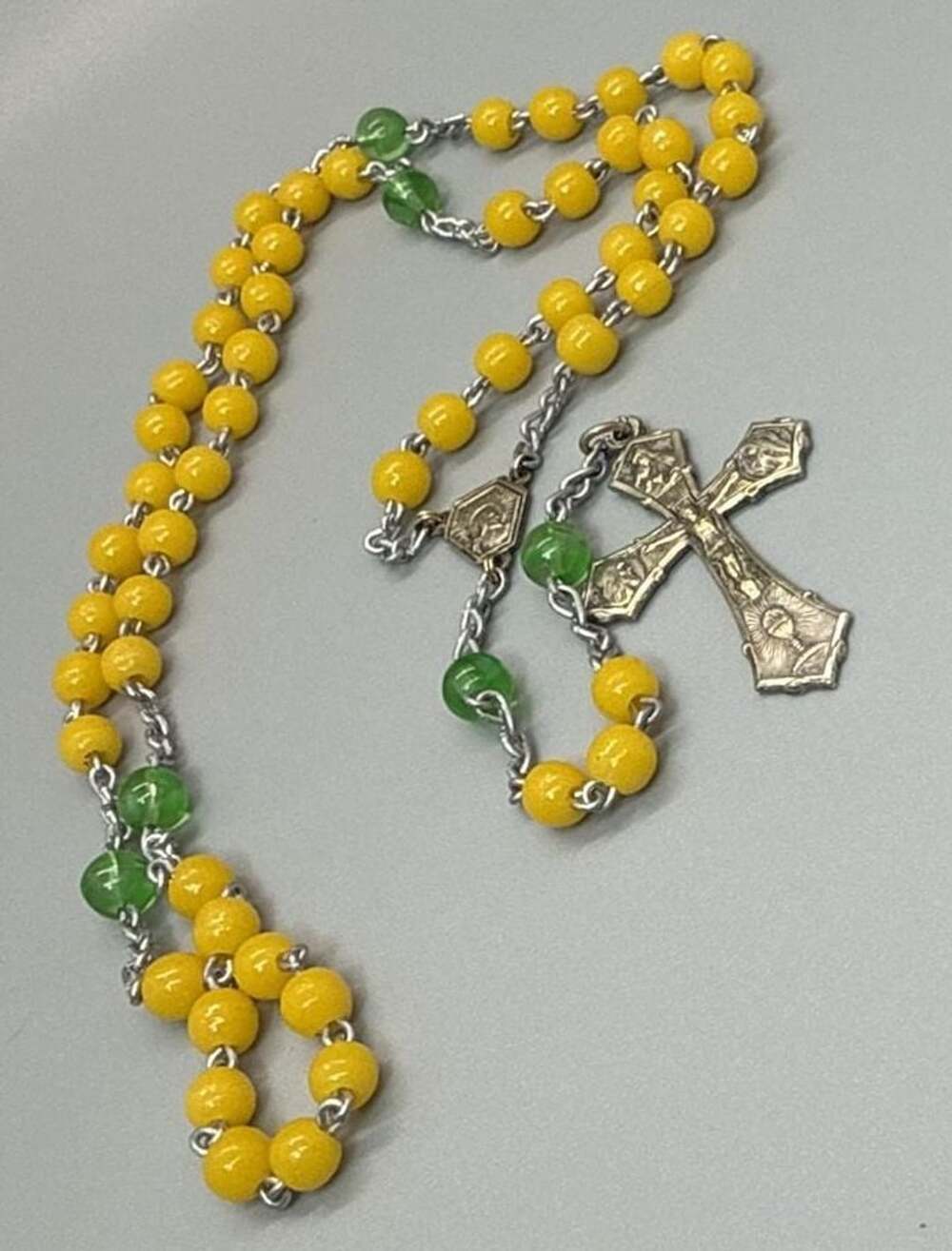 Vtg Italian Rosary Silver Tone Crucifix Yellow & Green Beads Italy Catholic - Picture 11 of 16